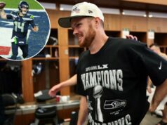 Repórter do Super Bowl 2026 caiu no armário de Sam Darnold e derramou cerveja na cena pós-jogo que deu errado Sam Darnold no vestiário depois que os Seahawks venceram os Patriots no Super Bowl 2026.