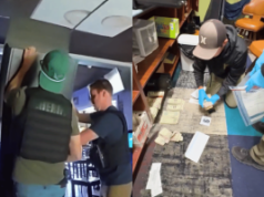 Repressão ao jogo na Flórida Central atinge caixas eletrônicos em varredura em todo o estado Imagem dividida mostrando atividades policiais durante uma investigação de jogo ilegal. À esquerda, policiais vestindo coletes táticos vasculham o interior de uma empresa com máquinas de jogos visíveis. À direita, investigadores usando luvas ajoelham-se no chão, recolhendo pilhas de dinheiro e colocando-as em sacos de provas dentro de uma sala com prateleiras e cadeiras. Repressão ao jogo na Flórida Central atinge caixas eletrônicos em varredura em todo o estado