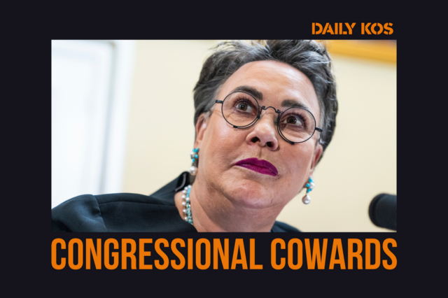 Republicano 'Chickensh-t' foge para evitar perguntas sobre assassinatos em Minneapolis Uma pessoa segura uma foto durante uma vigília por Alex Pretti, que foi baleado e morto pelas autoridades federais de imigração em Minneapolis, quarta-feira, 28 de janeiro de 2026, em Henderson, Nevada (AP Photo/John Locher)