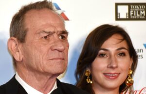 Revelada a causa da morte da filha de Tommy Lee Jones, Victoria Jones Tommy-Lee-Jones-e-Filha-Victoria-GettyImages-866175860