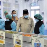 Revendo o SPPG da Polícia de Palmerah, o presidente Prabowo pede que a comida seja servida quente