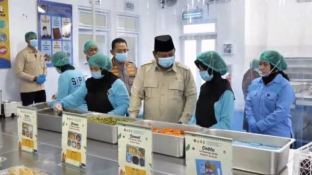 Revendo o SPPG da Polícia de Palmerah, o presidente Prabowo pede que a comida seja servida quente
