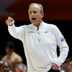 O técnico do Tennessee, Rick Barnes, grita com seus jogadores durante o jogo.