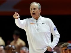 Rick Barnes, brincando, se pergunta se os jogadores do Tennessee estão ‘apostando em jogos’ após os escândalos de jogos de azar da NCAA O técnico do Tennessee, Rick Barnes, grita com seus jogadores durante o jogo.