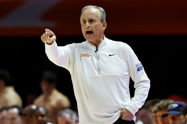 O técnico do Tennessee, Rick Barnes, grita com seus jogadores durante o jogo.