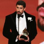 01 DE FEVEREIRO: Bad Bunny recebe prêmio de Melhor Álbum de Música Urbana por