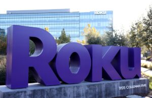 Roku lançará pacotes de streaming como parte de seus esforços para continuar aumentando sua lucratividade Roku's company logo is seen in front of Roku headquarters
