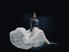 Rosalía traz o romance (e babados de flamenco) para os tênis cult favoritos da New Balance em nova campanha AGLS