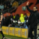 Rosenior, técnico do Chelsea, diz que não há lugar no futebol para racistas