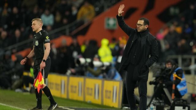 Rosenior, técnico do Chelsea, diz que não há lugar no futebol para racistas
