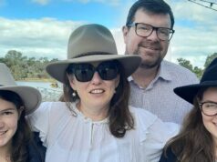 Rosina tem seis filhos. Isso a torna uma raridade na Austrália Rosina Gordon e seu marido criaram seus seis filhos (dois retratados aqui) na região de NSW.