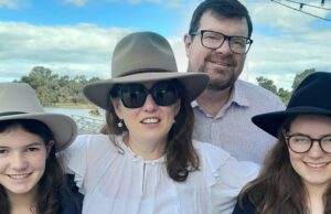 Rosina tem seis filhos. Isso a torna uma raridade na Austrália Rosina Gordon e seu marido criaram seus seis filhos (dois retratados aqui) na região de NSW.