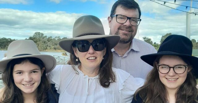 Rosina Gordon e seu marido criaram seus seis filhos (dois retratados aqui) na região de NSW.
