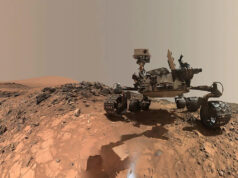 Rover da NASA em Marte encontra novas pistas apontando para vidas passadas em Marte O rover Curiosity Mars da NASA é visto no local de onde desceu para perfurar um alvo rochoso chamado 'Buckskin' na parte inferior do Monte Sharp neste autorretrato de baixo ângulo tirado em 5 de agosto de 2015 e divulgado em 19 de agosto de 2015. A selfie combina várias imagens componentes tiradas pelo Mars Hand Lens Imager (MAHLI) da Curiosity.