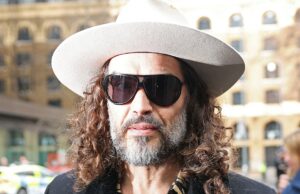 Russell Brand se declara inocente de acusações adicionais de estupro e agressão sexual marca russell getty 1