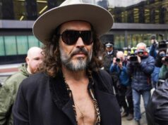 Russell Brand se declara inocente de novas acusações de estupro e agressão sexual Russell Brand se declara inocente de novas acusações de estupro e agressão sexual