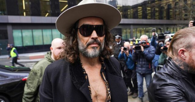 Russell Brand se declara inocente de novas acusações de estupro Russell Brand se declara inocente de novas acusações de estupro e agressão sexual