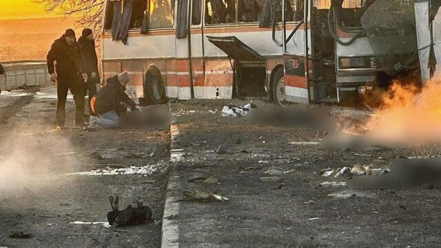 Rússia mata 12 mineiros ucranianos em ataque mortal a ônibus Rússia mata 12 mineiros ucranianos em ataque mortal a ônibus horas após o adiamento das negociações de paz