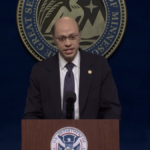 SNL Cold Open apresenta Pete Davidson como Czar da Fronteira Tom Homan