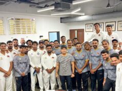Sachin Tendulkar interage com jogadores de Mumbai antes das quartas de final do Troféu Ranji contra Karnataka lightbox-info