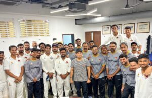 Sachin Tendulkar interage com jogadores de Mumbai antes das quartas de final do Troféu Ranji contra Karnataka lightbox-info