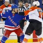 O pivô do New York Rangers, Sam Carrick (39), e o ala direito do Philadelphia Flyers, Garnet Hathaway (19), brigam durante um jogo.