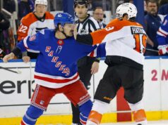 Sam Carrick sempre fazendo os ‘trabalhos ingratos’ dos Rangers deve torná-lo favorito para o Prêmio Esforço Extra O pivô do New York Rangers, Sam Carrick (39), e o ala direito do Philadelphia Flyers, Garnet Hathaway (19), brigam durante um jogo.