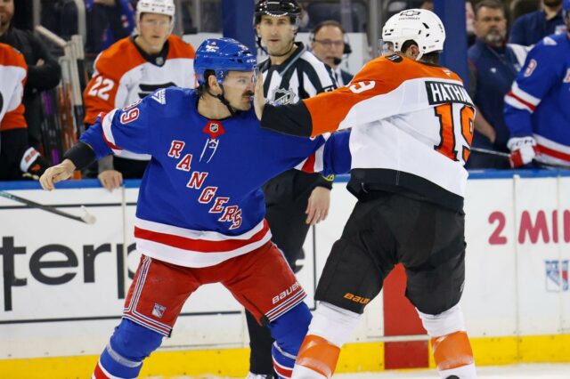 Sam Carrick sempre fazendo os 'trabalhos ingratos' dos Rangers deve O pivô do New York Rangers, Sam Carrick (39), e o ala direito do Philadelphia Flyers, Garnet Hathaway (19), brigam durante um jogo.