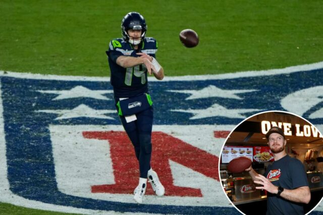 O quarterback do Seattle Seahawks, Sam Darnold, lança um passe durante o segundo tempo do jogo de futebol americano NFL Super Bowl 60 contra o New England Patriots, domingo, 8 de fevereiro de 2026, em Santa Clara, Califórnia.