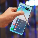 Uma pessoa segurando o Samsung Galaxy S26 Ultra mostrando o menu Privacy Display