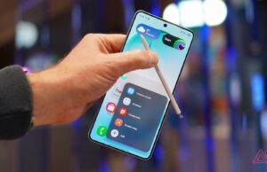 Esta é sua chance de adquirir o Galaxy S26 Ultra por US$ 980 Uma pessoa segurando o Samsung Galaxy S26 Ultra mostrando o menu Privacy Display