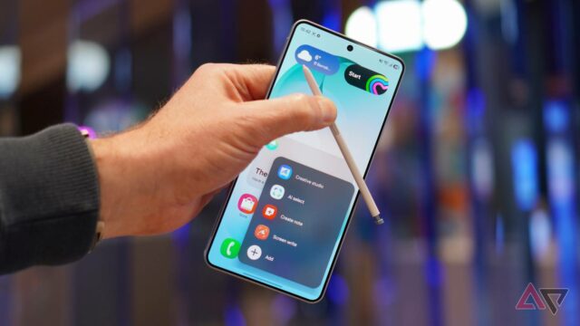 Samsung diz que uma caneta S Pen de última geração Uma pessoa segurando o Samsung Galaxy S26 Ultra mostrando o menu Privacy Display