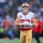 O running back do San Francisco 49ers, Christian McCaffrey, se aquece antes de um jogo contra o Seattle Seahawks.