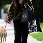 Sandra Bullock, 61, presenteou-se com uma luxuosa viagem de compras ao sair para um raro passeio público em Los Angeles no sábado.