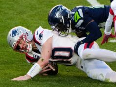 Seahawks descobriram que os Patriots ‘contaram’ o que alimentou o domínio da defesa no Super Bowl 2026 Drake Maye, vestindo uniforme branco e capacete cinza, é demitido por Devon Witherspoon, vestindo uniforme e capacete azul escuro, durante o Super Bowl 60.