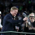 O comissário da NFL Roger Goodell entrega o Troféu Vince Lombardi a Jody Allen do Seattle Seahawks depois que o Seattle Seahawks venceu o Super Bowl LX no Levi's Stadium em 8 de fevereiro de 2026 em Santa Clara, Califórnia.