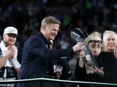 Seahawks inicia processo de venda do time – menos de duas semanas após a vitória do Super Bowl O comissário da NFL Roger Goodell entrega o Troféu Vince Lombardi a Jody Allen do Seattle Seahawks depois que o Seattle Seahawks venceu o Super Bowl LX no Levi's Stadium em 8 de fevereiro de 2026 em Santa Clara, Califórnia.