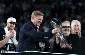 Seahawks inicia processo de venda do time – menos de duas semanas após a vitória do Super Bowl O comissário da NFL Roger Goodell entrega o Troféu Vince Lombardi a Jody Allen do Seattle Seahawks depois que o Seattle Seahawks venceu o Super Bowl LX no Levi's Stadium em 8 de fevereiro de 2026 em Santa Clara, Califórnia.