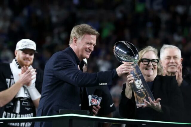 O comissário da NFL Roger Goodell entrega o Troféu Vince Lombardi a Jody Allen do Seattle Seahawks depois que o Seattle Seahawks venceu o Super Bowl LX no Levi's Stadium em 8 de fevereiro de 2026 em Santa Clara, Califórnia.