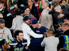 Seahawks se aproximando da decisão de substituir Klint Kubiak: relatório SANTA CLARA, CALIFORNIA - FEBRUARY 08: Head coach Mike MacDonald of the Seattle Seahawks is hugged by offensive coordinator Klint Kubiak after a 29-13 win against the the New England Patriots in Super Bowl LX at Levi's Stadium on February 08, 2026 in Santa Clara, California. (Photo by Thearon W. Henderson/Getty Images)