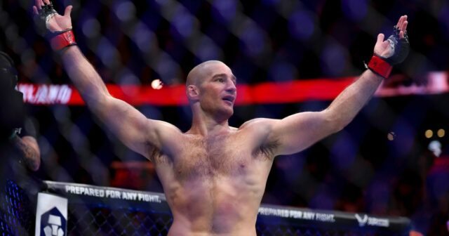 Sean Strickland e Anthony Hernandez em ação.