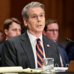 Os senadores Elizabeth Warren e Tim Scott em um painel do Congresso