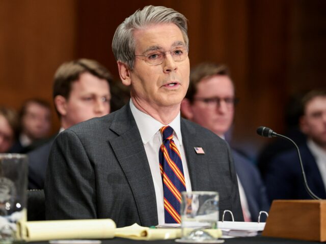 Os senadores Elizabeth Warren e Tim Scott em um painel do Congresso