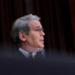 Secretário do Tesouro é comido vivo por Elizabeth Warren