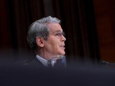 Secretário do Tesouro é comido vivo por Elizabeth Warren Secretário do Tesouro é comido vivo por Elizabeth Warren