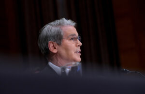 Secretário do Tesouro é comido vivo por Elizabeth Warren Secretário do Tesouro é comido vivo por Elizabeth Warren