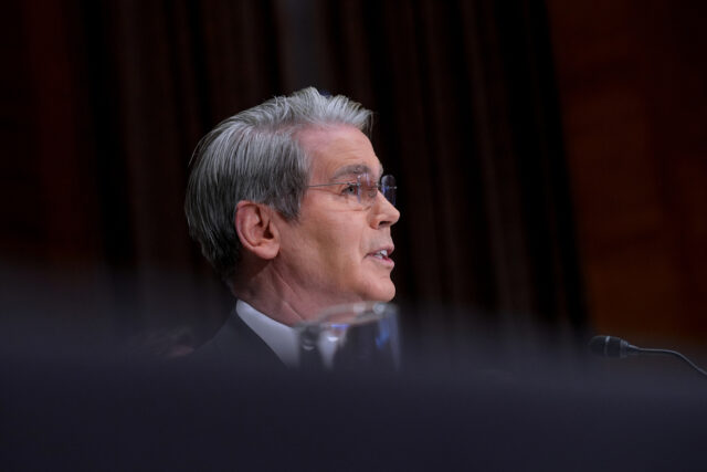 Secretário do Tesouro é comido vivo por Elizabeth Warren
