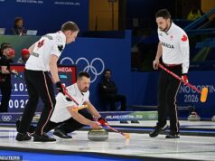 Seleção canadense de curling acusada de trapacear NOVAMENTE nas Olimpíadas de Inverno enquanto o drama de duplo toque continua A equipe de curling do Canadá foi atingida por novas acusações de trapaça nas Olimpíadas de Inverno