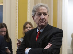 Senador republicano admite que partido caminha para o fiasco eleitoral enquanto a economia de Trump fracassa Desenho animado de Clay Jones