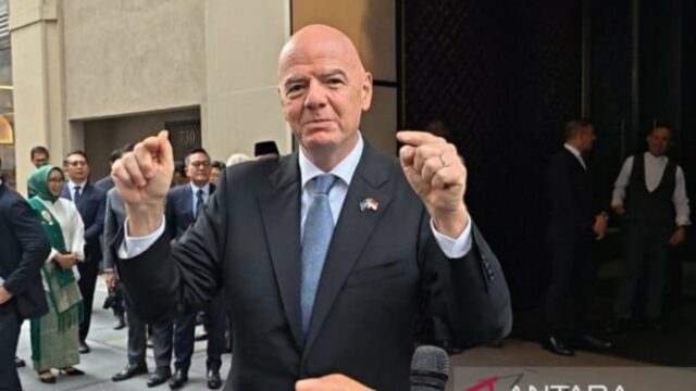 Sepp Blatter ataca Infantino: FIFA agora possui apenas uma pessoa Sepp Blatter ataca Infantino: FIFA agora possui apenas uma pessoa